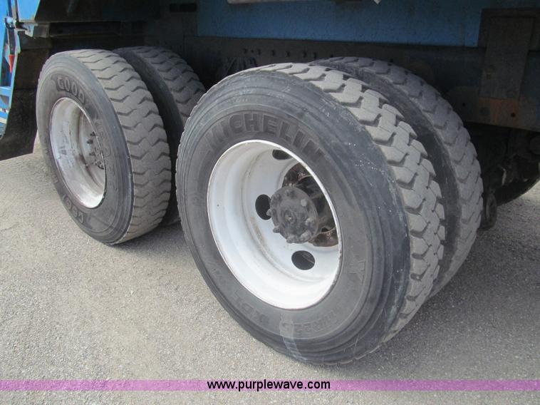 image for item I7107 2003 Peterbilt 320 refuse truck