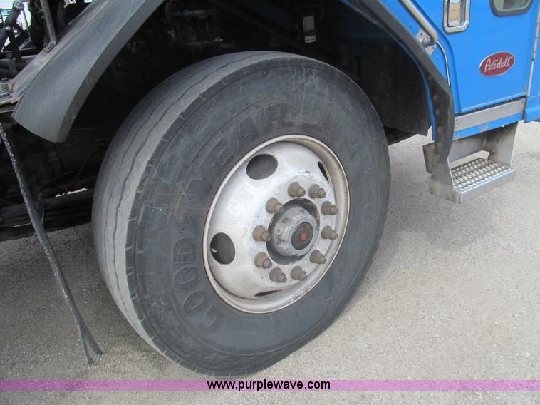 image for item I7107 2003 Peterbilt 320 refuse truck