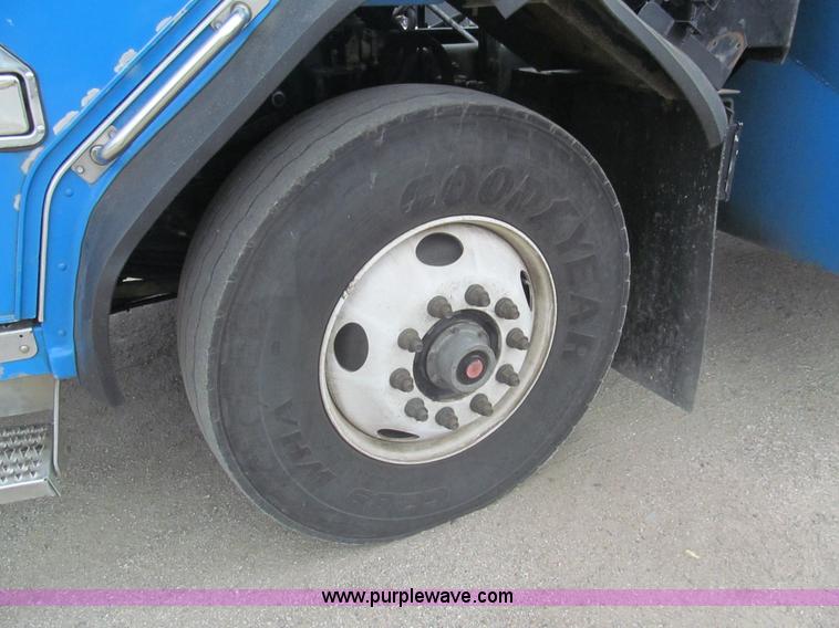 image for item I7107 2003 Peterbilt 320 refuse truck