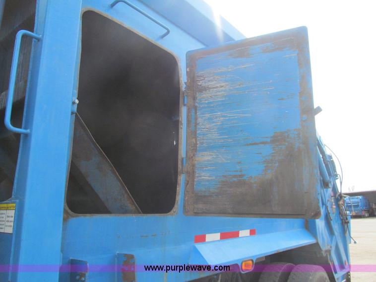 image for item I7107 2003 Peterbilt 320 refuse truck