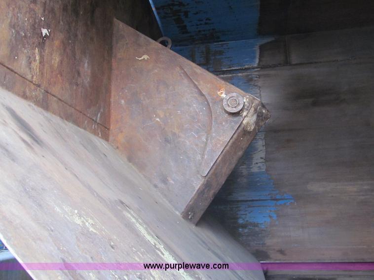 image for item I7107 2003 Peterbilt 320 refuse truck