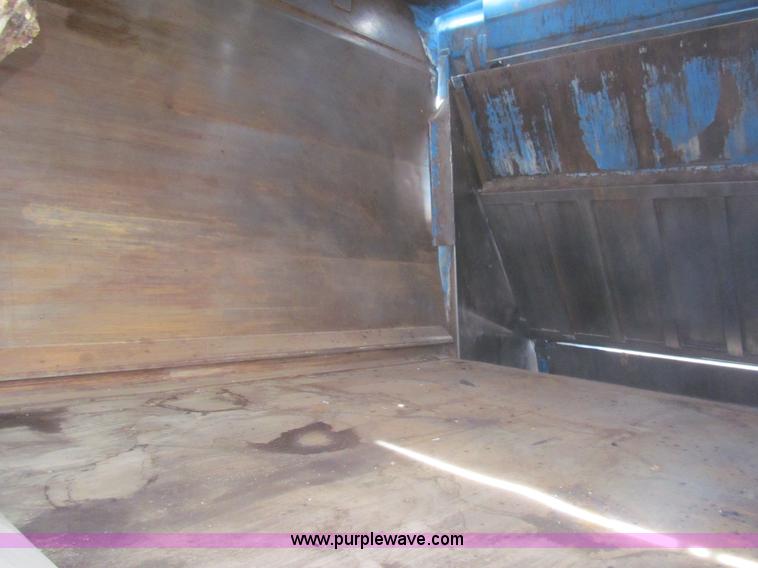 image for item I7107 2003 Peterbilt 320 refuse truck