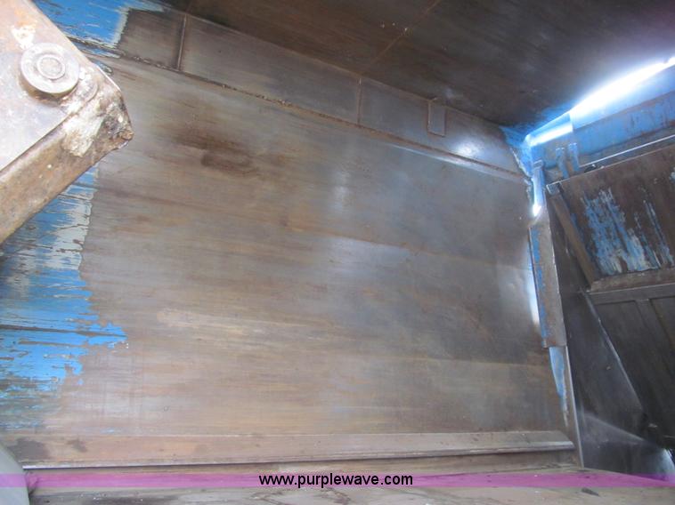 image for item I7107 2003 Peterbilt 320 refuse truck