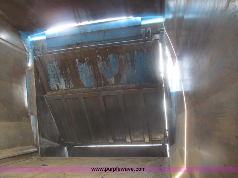 image for item I7107 2003 Peterbilt 320 refuse truck