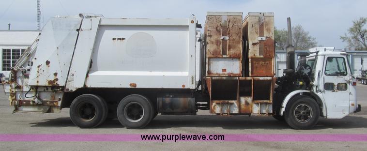 image for item I7108 2000 Volvo WXLL64 refuse truck