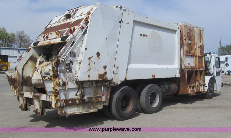 image for item I7108 2000 Volvo WXLL64 refuse truck