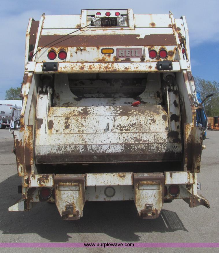 image for item I7108 2000 Volvo WXLL64 refuse truck