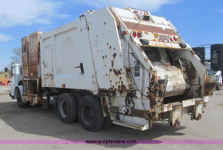 image for item I7108 2000 Volvo WXLL64 refuse truck