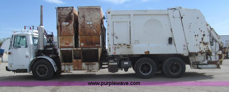 image for item I7108 2000 Volvo WXLL64 refuse truck