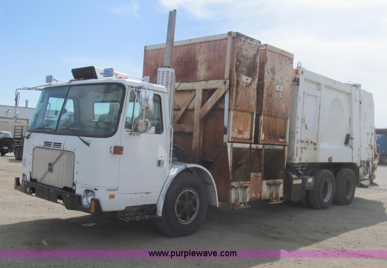 image for item I7108 2000 Volvo WXLL64 refuse truck