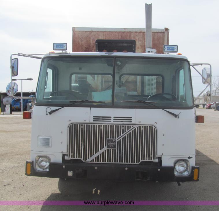 image for item I7108 2000 Volvo WXLL64 refuse truck