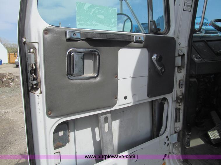 image for item I7108 2000 Volvo WXLL64 refuse truck