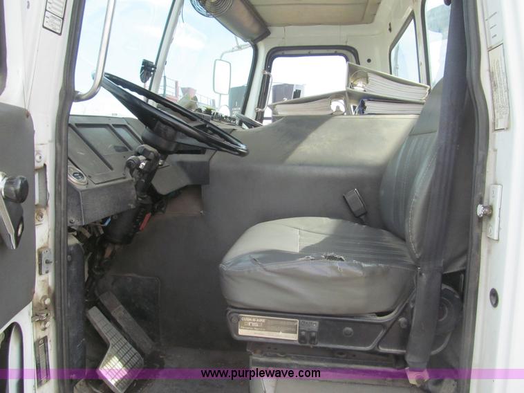 image for item I7108 2000 Volvo WXLL64 refuse truck