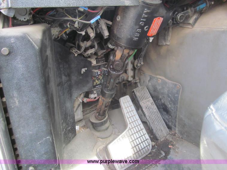 image for item I7108 2000 Volvo WXLL64 refuse truck