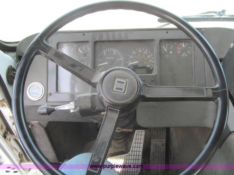 image for item I7108 2000 Volvo WXLL64 refuse truck