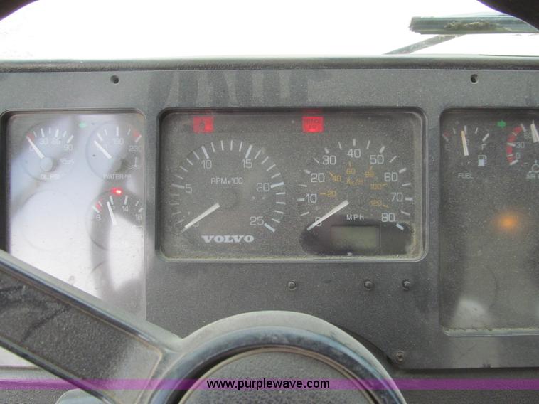 image for item I7108 2000 Volvo WXLL64 refuse truck