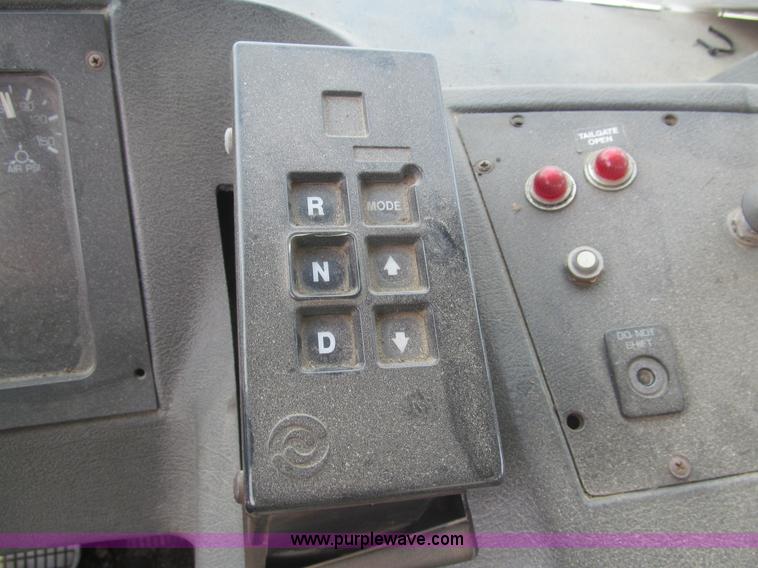 image for item I7108 2000 Volvo WXLL64 refuse truck