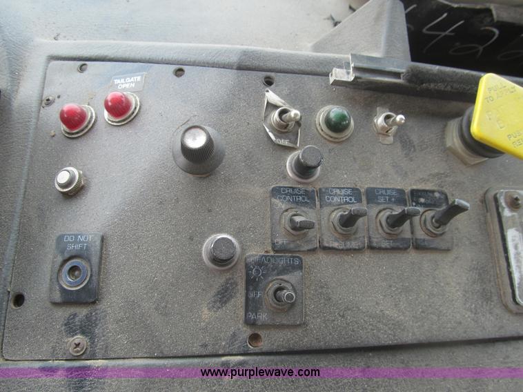 image for item I7108 2000 Volvo WXLL64 refuse truck