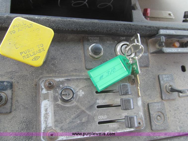 image for item I7108 2000 Volvo WXLL64 refuse truck