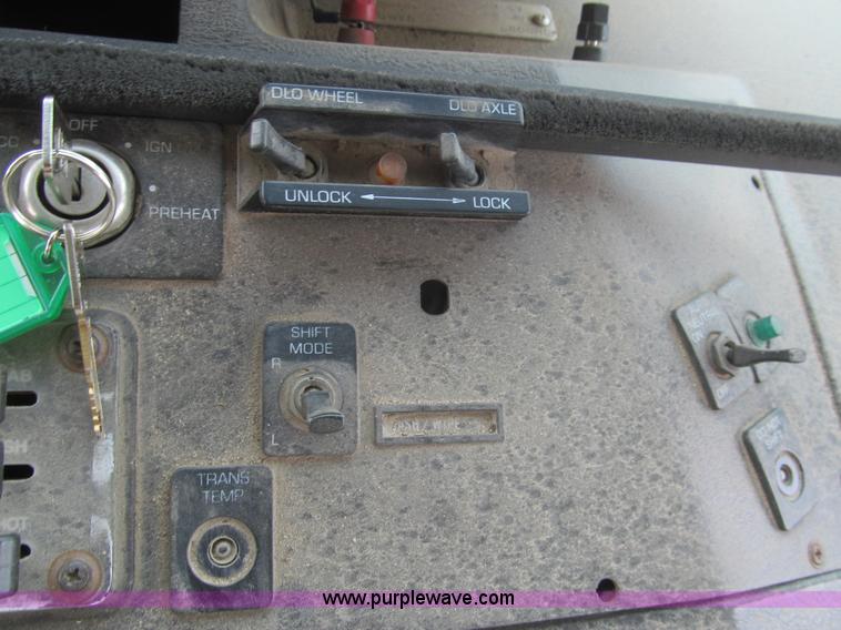 image for item I7108 2000 Volvo WXLL64 refuse truck