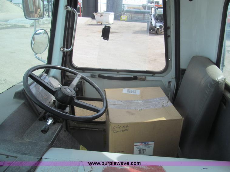 image for item I7108 2000 Volvo WXLL64 refuse truck