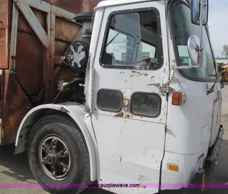 image for item I7108 2000 Volvo WXLL64 refuse truck