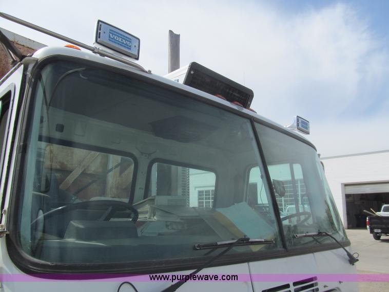 image for item I7108 2000 Volvo WXLL64 refuse truck