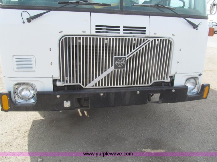 image for item I7108 2000 Volvo WXLL64 refuse truck