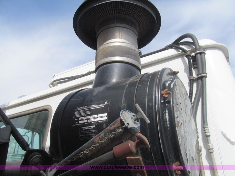 image for item I7108 2000 Volvo WXLL64 refuse truck