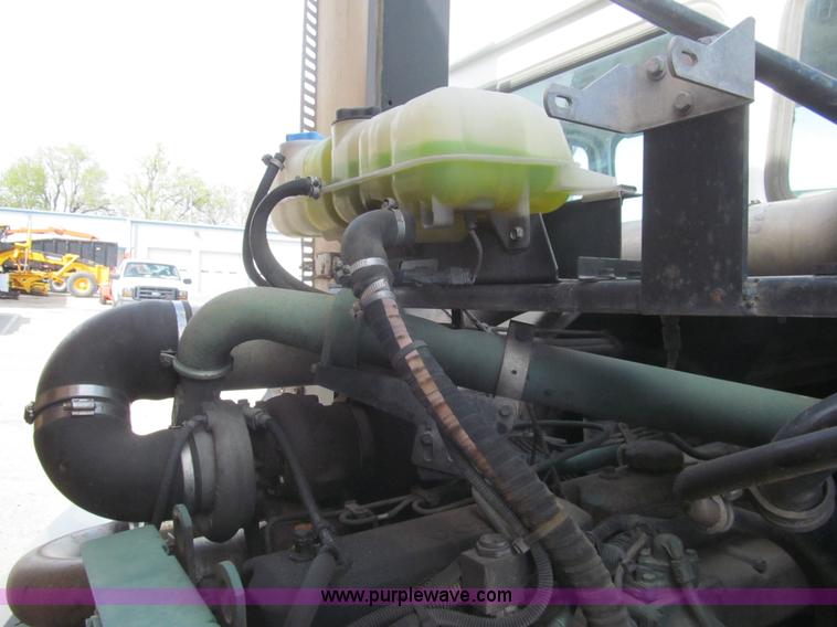 image for item I7108 2000 Volvo WXLL64 refuse truck