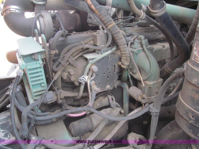 image for item I7108 2000 Volvo WXLL64 refuse truck