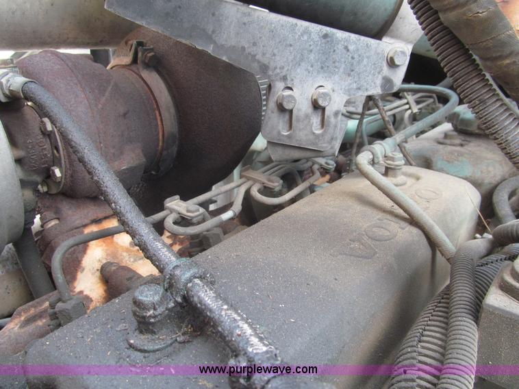 image for item I7108 2000 Volvo WXLL64 refuse truck