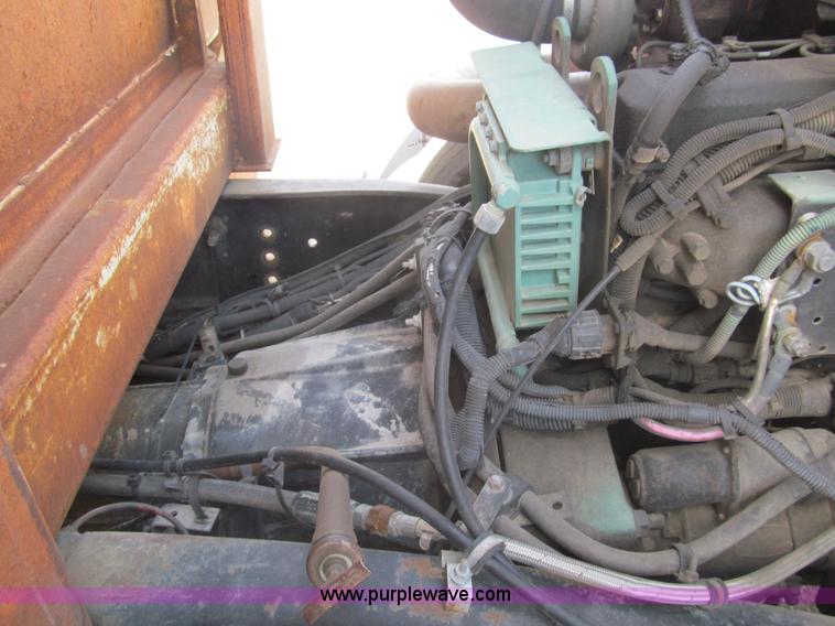 image for item I7108 2000 Volvo WXLL64 refuse truck