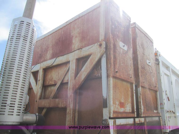 image for item I7108 2000 Volvo WXLL64 refuse truck