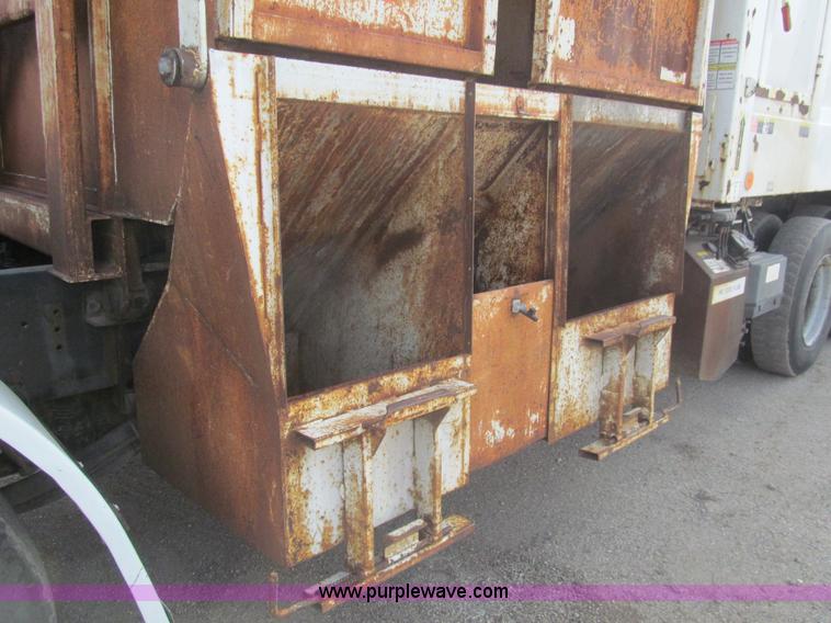 image for item I7108 2000 Volvo WXLL64 refuse truck