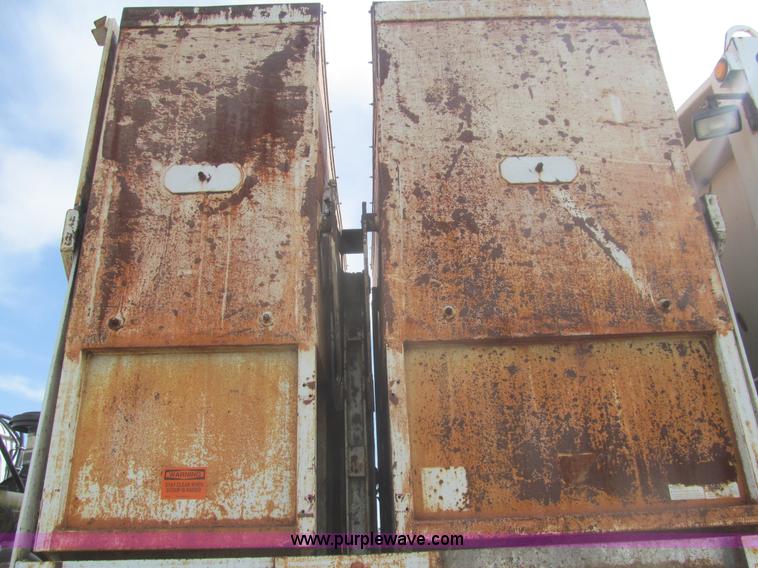 image for item I7108 2000 Volvo WXLL64 refuse truck