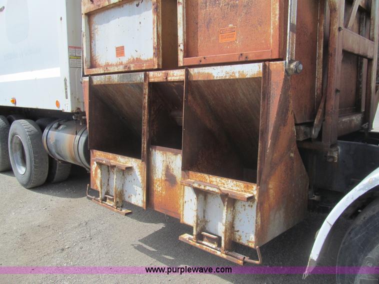 image for item I7108 2000 Volvo WXLL64 refuse truck