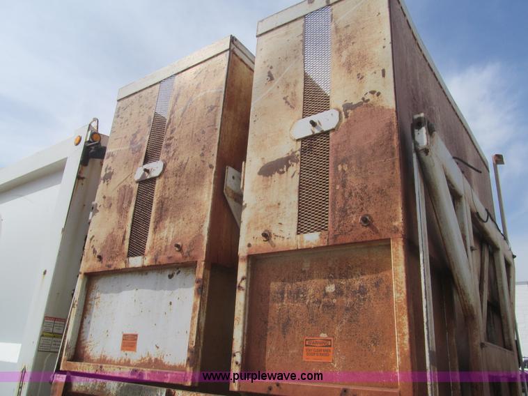 image for item I7108 2000 Volvo WXLL64 refuse truck