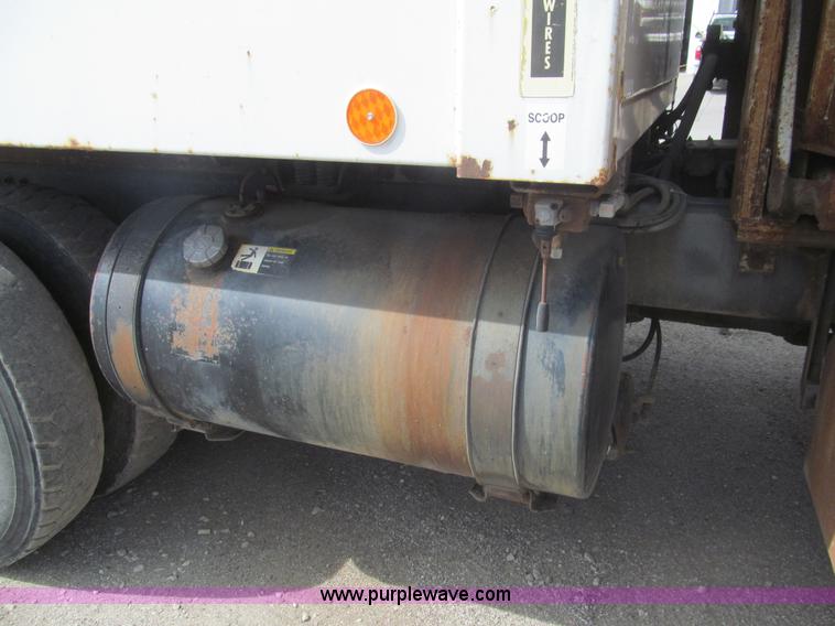 image for item I7108 2000 Volvo WXLL64 refuse truck