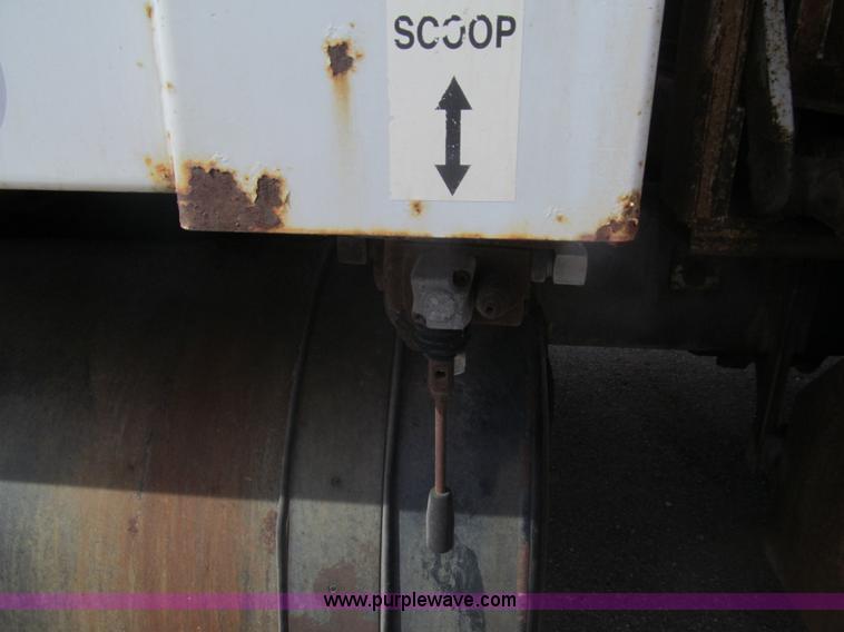 image for item I7108 2000 Volvo WXLL64 refuse truck