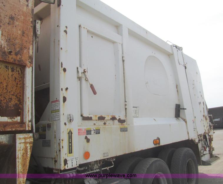 image for item I7108 2000 Volvo WXLL64 refuse truck