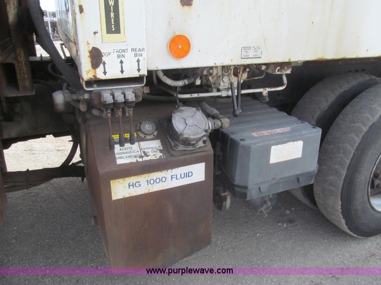 image for item I7108 2000 Volvo WXLL64 refuse truck