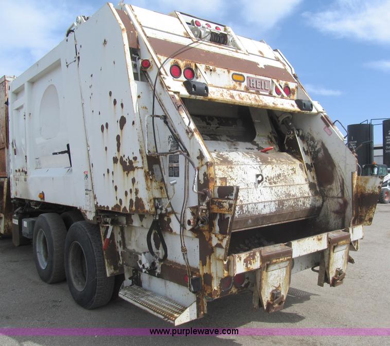 image for item I7108 2000 Volvo WXLL64 refuse truck