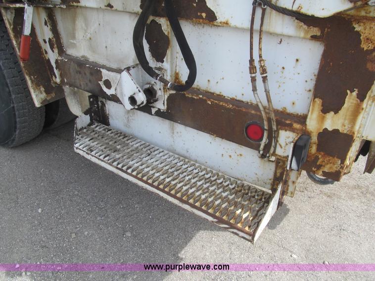 image for item I7108 2000 Volvo WXLL64 refuse truck