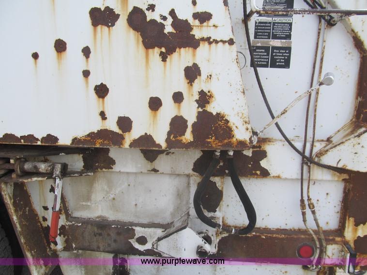 image for item I7108 2000 Volvo WXLL64 refuse truck