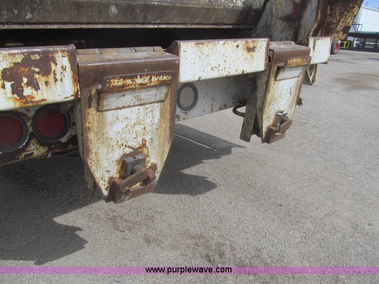 image for item I7108 2000 Volvo WXLL64 refuse truck