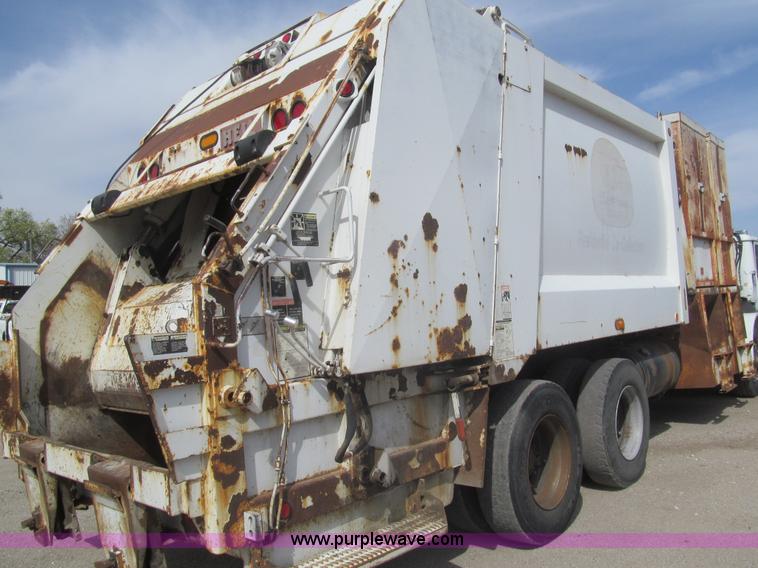 image for item I7108 2000 Volvo WXLL64 refuse truck