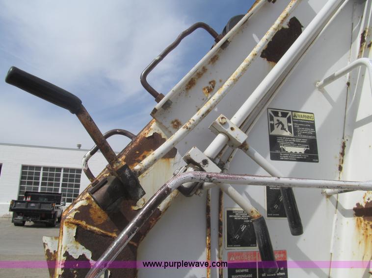 image for item I7108 2000 Volvo WXLL64 refuse truck