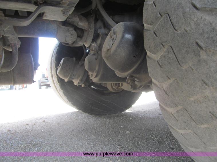 image for item I7108 2000 Volvo WXLL64 refuse truck