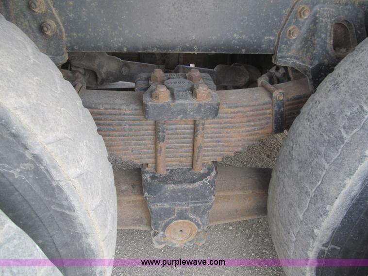 image for item I7108 2000 Volvo WXLL64 refuse truck